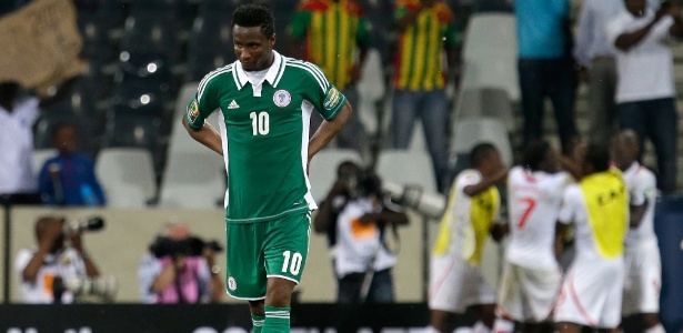 Mikel, da Nigéria, lamenta o gol de empate de Burkina Fasso, anotado no último lance - AP Photo/Armando Franca