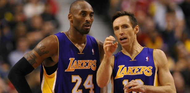 Kobe Bryant conversa com Steve Nash; astro teve atuação irregular em revés dos Lakers - EFE/WARREN TODA