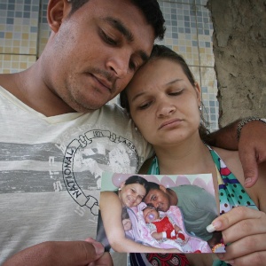 Os pais da menina Geovanna, morta na noite da última sexta-feira durante uma tentativa de assalto, em Belford Roxo, na Baixada Fluminense, mostram foto da filha - Luiz Ackermann/Agência O Globo
