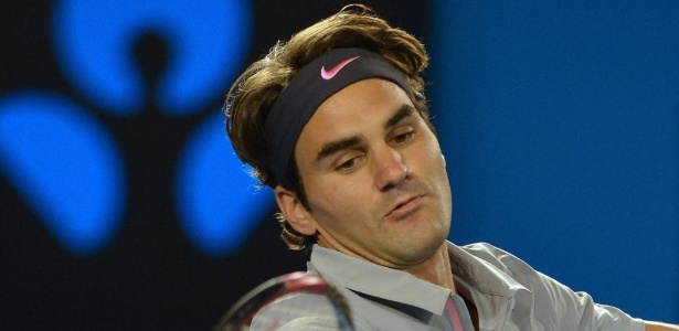 Roger Federer rebate durante lance da vitória sobre Milos Raonic - AFP PHOTO/ PAUL CROCK