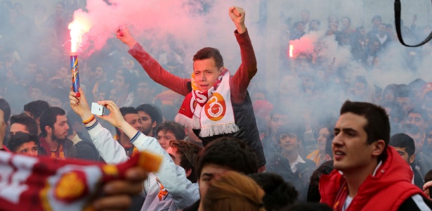 Torcedores do Galatasaray lotam o aeroporto de Istambulpara receber o meia Sneijder - AFP PHOTO/STR