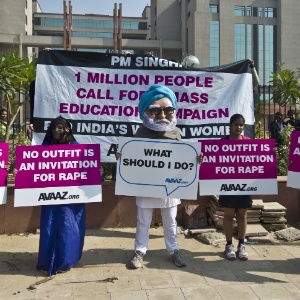 Ativistas feministas protestam nesta segunda (21) em frente a tribunal de Nova Déli onde acontece o julgamento - Prakash Singh/AFP