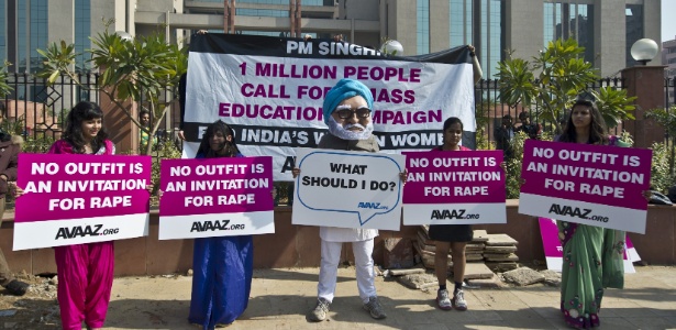 Ativistas protestam em frente ao tribunal onde os cinco acusados de estupro foram julgados na Índia - Prakash Singh/AFP