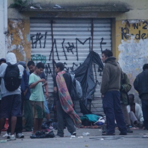21.jan.2013- Movimentação de usuários de crack na Alameda Cleveland, na região central de São Paulo. Hoje tem início o programa de internações involuntárias de dependentes químicos que ocupam as ruas da cidade, realizada pelo governo de São Paulo em parceria com o Tribunal de Justiça, Ministério Público e a Ordem de Advogados do Brasil - Nelson Antoine/Estadão Conteúdo