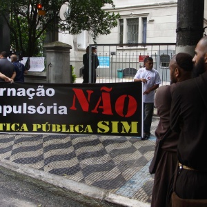 21.jan.2013- Movimentos sociais realizam protesto contra as internações involuntárias de dependentes químicos em frente ao Cratod (Centro de Referência do Álcool, Tabaco e Outras Drogas), na região da Cracolândia, no centro de São Paulo. Hoje tem início o programa de internações involuntárias de dependentes químicos que ocupam as ruas da cidade. A ação é realizada pelo governo de São Paulo em parceria com o Tribunal de Justiça, Ministério Público e a Ordem de Advogados do Brasil (OAB) - Marcos Bezerra/Futura Press