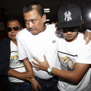 O filipino Joseph Balmaceda (centro), sobrevivente do sequestro, chega a Manila, Filipinas - Rolex Dela Pena/Efe