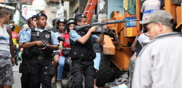 Policiais da UPP da Rocinha, no Rio, procuram criminoso que trocou tiros com a polícia durante a madrugada - Guilherme Pinto/Agência O Globo