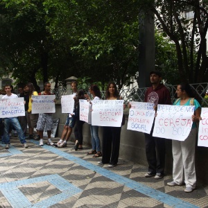 21.jan.2013- Protesto contra as internações involuntárias de dependentes químicos em frente ao Centro de Referência do Álcool, Tabaco e outras drogas na região da Cracolândia, no centro de São Paulo. Hoje tem início o programa de internações involuntárias de dependentes químicos que ocupam as ruas da cidade. A ação é realizada pelo governo de São Paulo em parceria com o Tribunal de Justiça, Ministério Público e a Ordem de Advogados do Brasil (OAB) - Marcos Bezerra/Futura Press