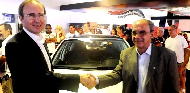 Presidentes de Flamengo (d) e Peugeot (e) celebram patrocínio e lançamento de carro - Alexandre Vidal/Fla Imagem/Divulgação