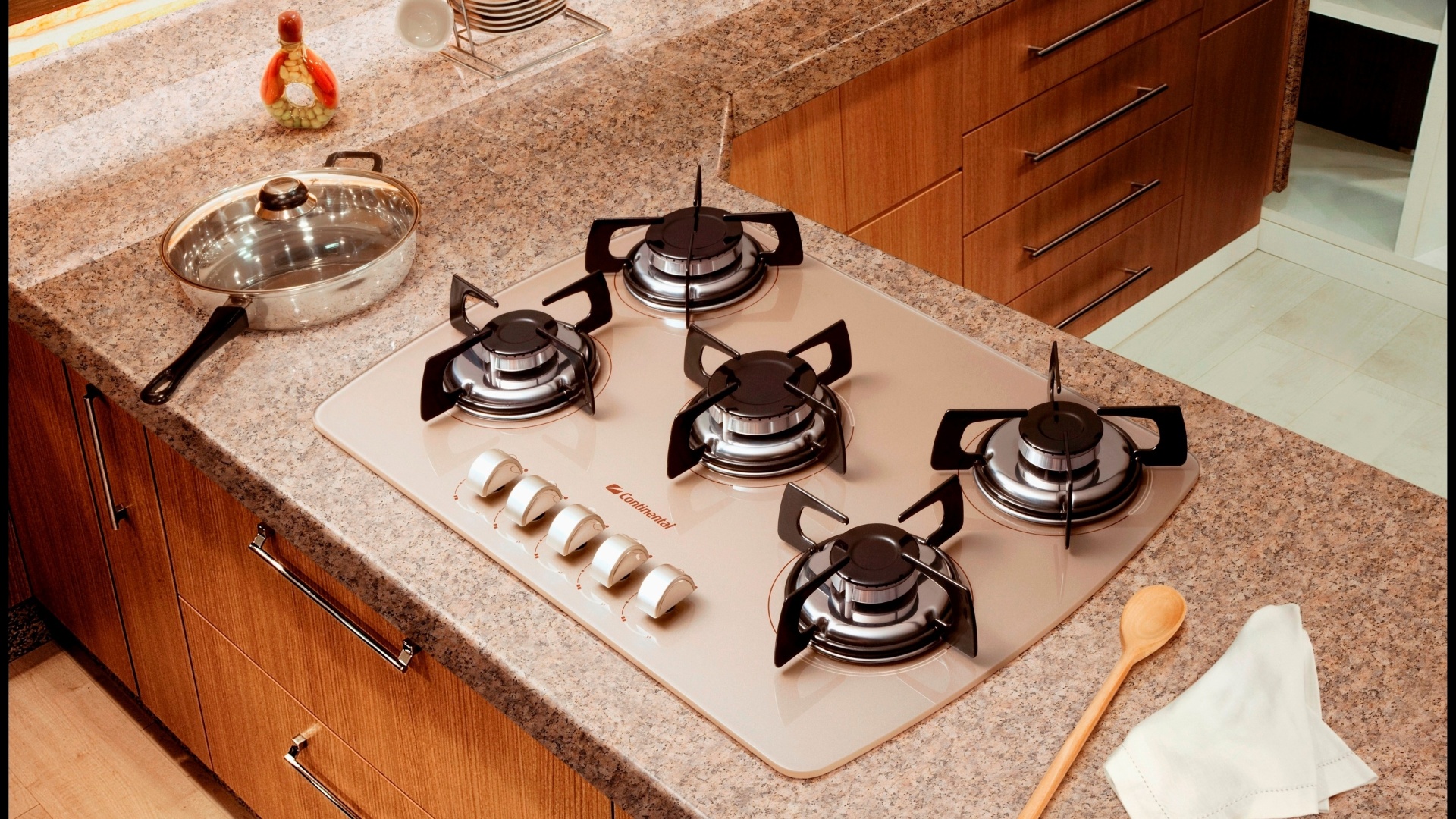 A linha de Cooktops Decore, da Continental (www.continental.com.br), possui três modelos de fogões de mesa, todos com cinco queimadores a gás, acabamento de vidro temperado e três cores disponíveis (prata, champanhe e preta). O preço sugerido pela marca é R$ 649 I Preços pesquisados em janeiro de 2013 e sujeitos a alterações - Divulgação