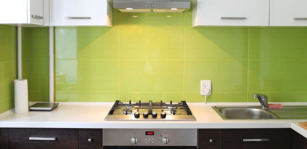 Cozinha planejada com fogão embutido - Getty Images