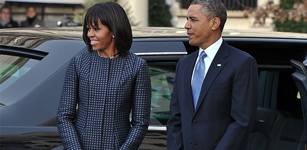 Michelle e Barack Obama chegam para cerimônia na Igreja St. John, horas antes da festa em frente ao Capitólio - AFP