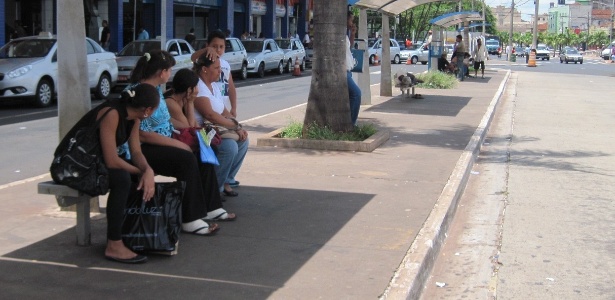 Passageiros aguardam ônibus em terminal em frente à rodoviária de Ribeirão Preto (SP) - José Bonato/UOL