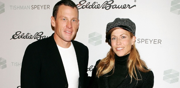 Lance Armstrong e Sheryl Crow são vistos em tapete vermelho em 2005, ano em que ficaram noivos - Scott Gries/Getty Images