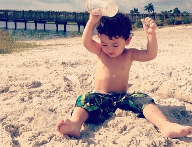 21.jan.2013 - A atriz Daniele Suzuki postou no Instagram uma foto de seu filho Kauai brincando na areia. "Meu lindo e puro verdadeiro amor", escreveu