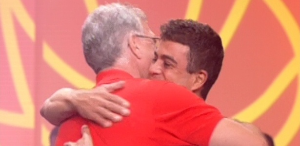 22.jan.2013 - Dhomini abraça o apresentador Pedro Bial em sua eliminação do 