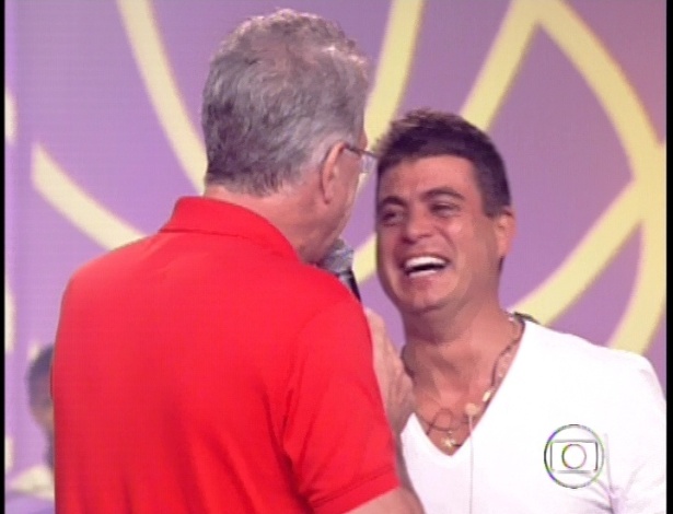 22.jan.2013 - Dhomini encontra o apresentador Pedro Bial ao sair da casa do "BBB13"