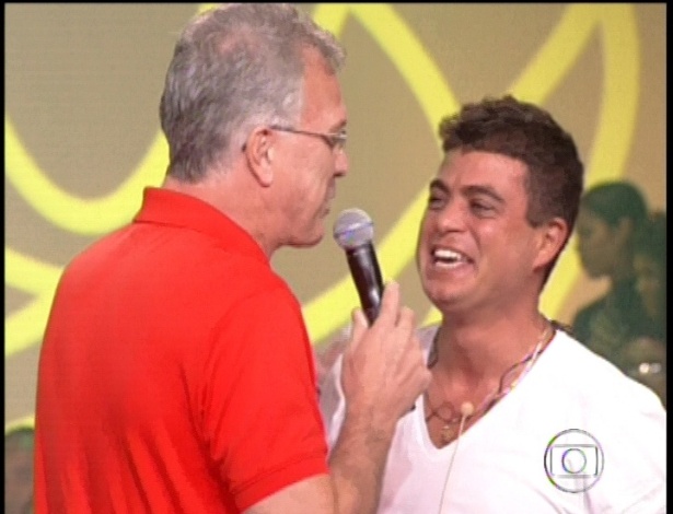 22.jan.2013 - Dhomini encontra o apresentador Pedro Bial ao sair da casa do "BBB13"