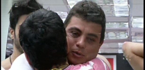 22.jan.2013 - Dhomini abraça Ivan. Vencedor do 