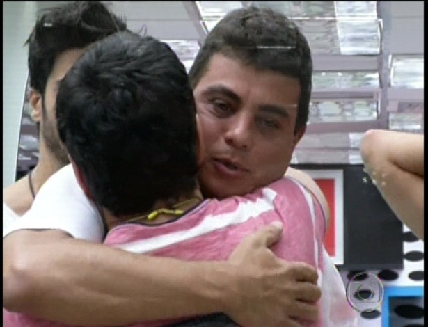 22.jan.2013 - Dhomini abraça Ivan. Vencedor do "BBB3" foi eliminado com 54% dos votos no "BBB13"