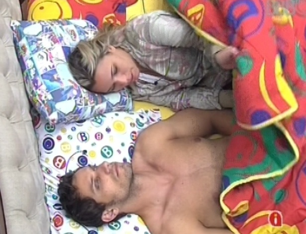 22.jan.2013 - Eliéser e Marien conversam antes de dormir na mesma cama