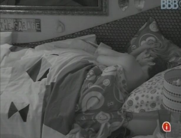 22.jan.2013 - Fani e Eliéser dormem de conchinha no quarto Brechó