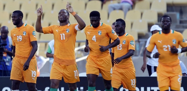 Estrela da Costa do Marfim, Drogba (11) comemora gol de Yaya Touré (19) contra Togo - AP Photo/Armando Franca