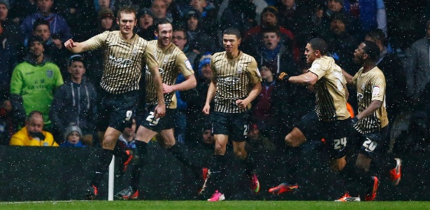 Jogadores do Bradford City comemoram gol; mesmo derrotado, time foi à final - REUTERS/Darren Staples
