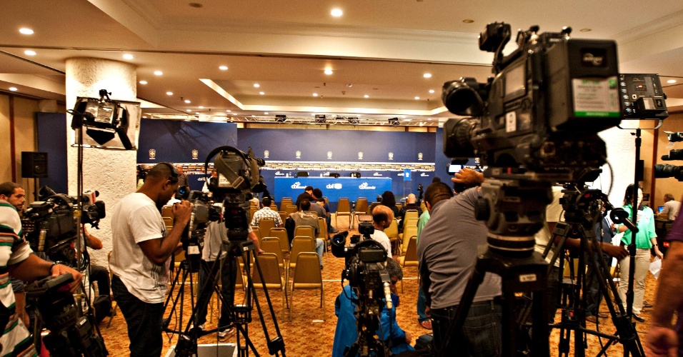 22.jan.2013 - Jornalistas se posicionam antes da primeira convocação do técnico da seleção brasileira, Luiz Felipe Scolari