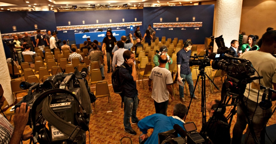 22.jan.2013 - Movimentação na sala de conferências do hotel Sheraton, em Copacabana, antes da primeira convocação do técnico Luiz Felipe Scolari