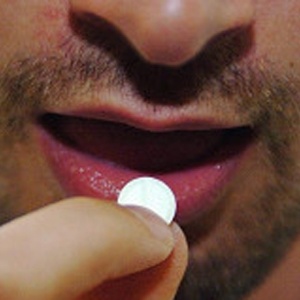 Pessoas que tomam aspirina por muito tempo podem desenvolver forma úmida de doença macular - PA