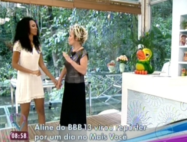 22.jan.2013 - Primeira eliminada do "BBB13", Aline virou repórter por um dia no "Mais Você"