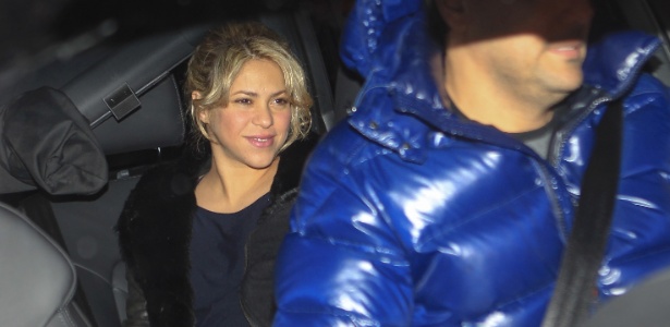 Shakira chega à clínica onde vai nascer seu bebê em Barcelona