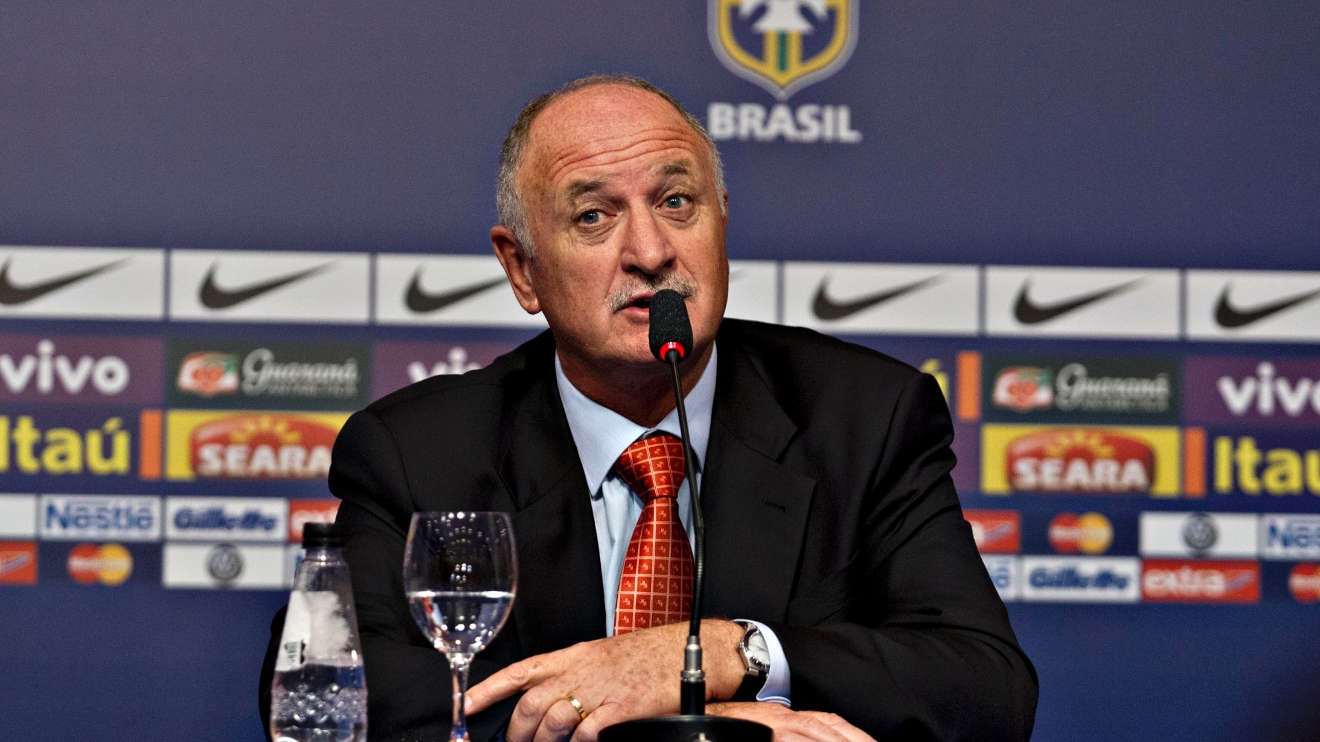 22.jan.2013 - Técnico da seleção brasileira, Luiz Felipe Scolari, fala após anúncio de sua primeira convocação