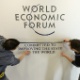 22.jan.2013- Dois funcionários finalizam os últimos detalhes no Centro de Convenções de Davos, na Suíça, que a partir desta quarta-feira (23) recebe a 43ª edição do Fórum Econômico Mundial. O evento que reúne diversas autoridades acontece entre os dias 23 e 27 de janeiro - Laurent Gillieron/Efe
