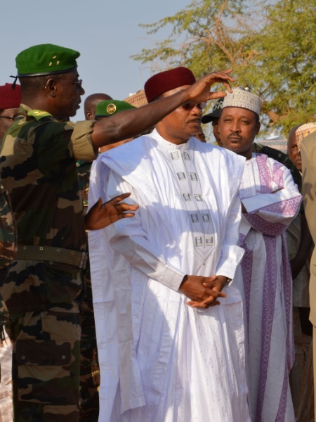 22.jan.2013- O presidente do Níger, Mahamadou Issoufou (de branco) - Boureima Hama/AFP