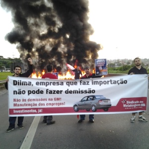 Na terça-feira (22), um protesto dos metalúrgicos bloqueou o km 142 da via Dutra, em São José dos Campos(SP) - Nilton Cardin/Estadão Conteúdo