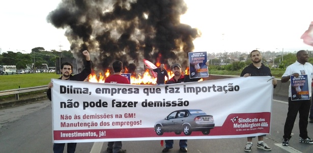 Metalúrgicos da GM bloqueiam trecho de estrada em protesto contra demissões na empresa - Nilton Cardin/Estadão Conteúdo