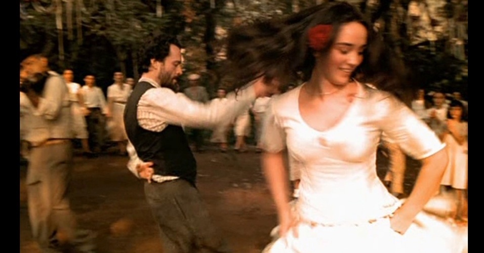 23.jan.2012 - Simone Spoladore interpretou Ana no longa "Lavoura Arcaica", de Luiz Fernando Carvalho (2001). De repente, irrompe na tela uma jovem atriz com sensualidade singular e olhar penetrante, que brilhava pela primeira vez no cinema - Reprodução