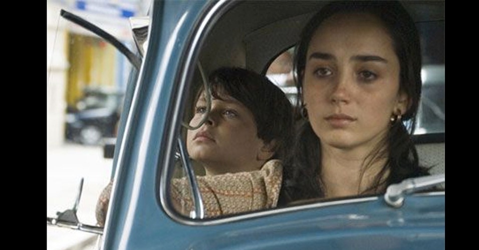 23.jan.2012 - Simone Spoladore interpretou Miriam no longa "O Ano em Que Meus Pais Saíram de Férias", de Cao Hamburger (2006). Como a mãe guerrilheira do pequeno protagonista, A atriz tem uma participação de coadjuvante, mas marcante, num filme em que a singeleza dá o tom - Reprodução