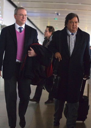 Eric Schmidt (esq), presidente-executivo do Google, e Bill Richards, ex-governador do Novo México, fazem escala em aeroporto de Pequim (China) após voltarem da Coreia do Norte  - Alexander F. Yuan/AP