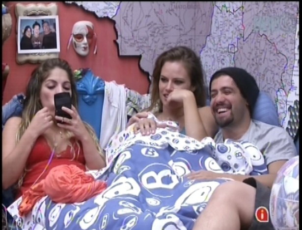 22.jan.2013 - Anamara, Natalia e Yuri conversam e se divertem antes de dormir