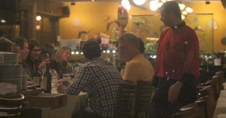 22.jan.2013 - Boninho (à esq) janta com Pedro Bial