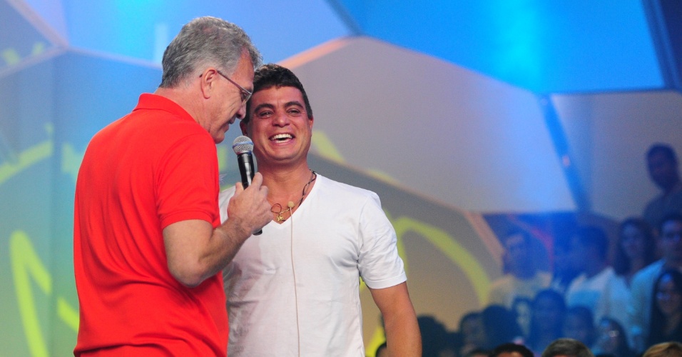22.jan.2013 - Dhomini encontra o apresentador Pedro Bial ao sair da casa do 
