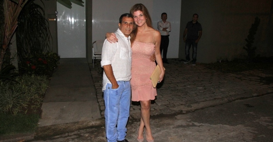 22.jan.2013 - Eri Johnson e Cristiana Oliveira em frente a casa de Glóiria Pires