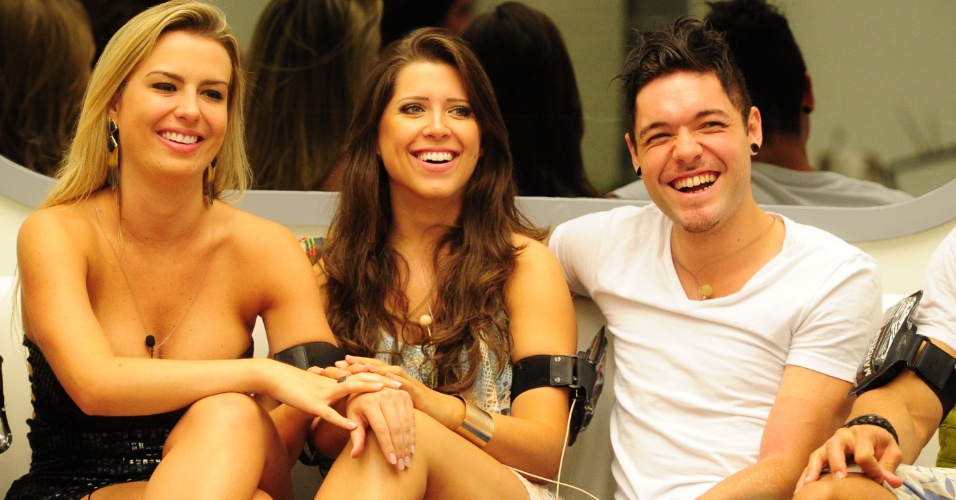 22.jan.2013 - Fernanda, Andressa e Nasser conversam com Bial instantes antes da segunda eliminação do "BBB13"