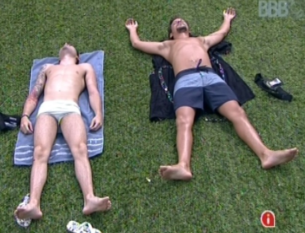 22.jan.2013 - Nasser e Aslan pegam sol deitados na grama do lado de fora da casa