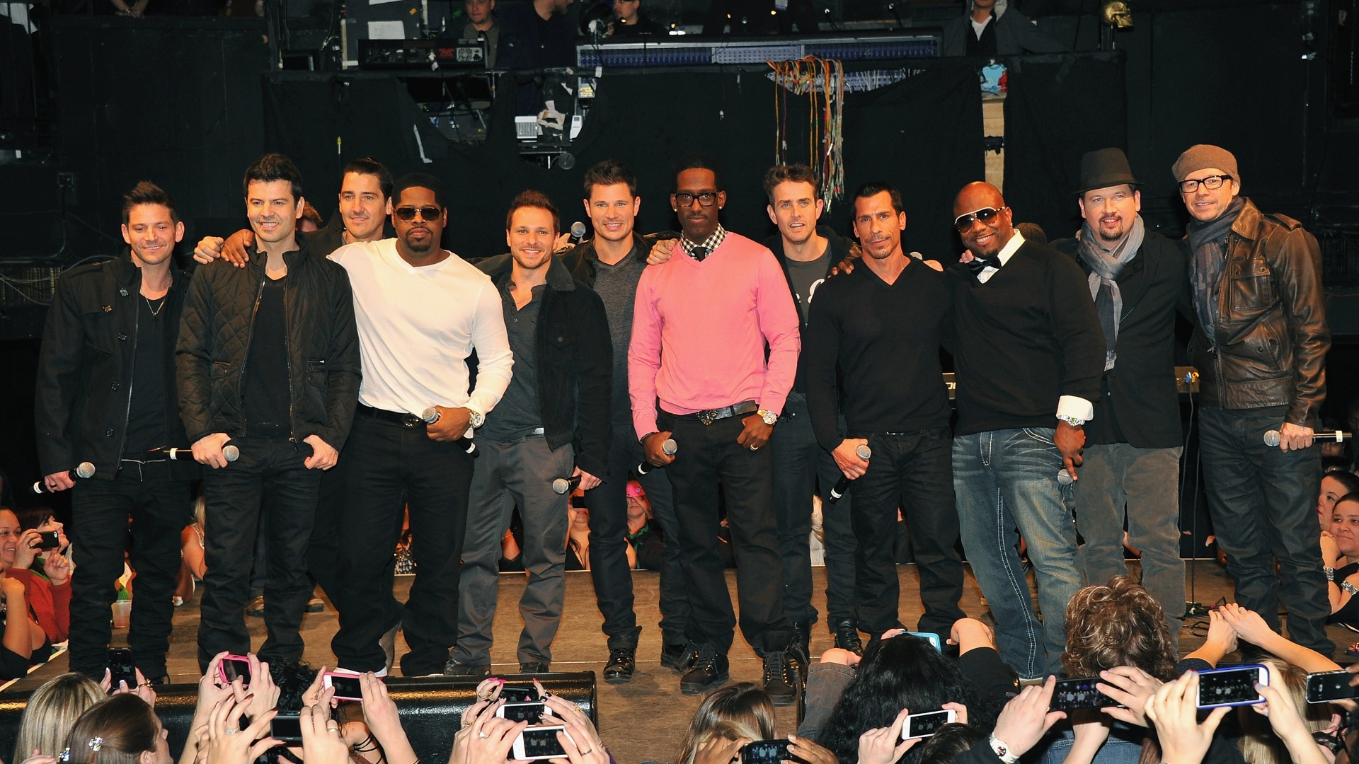 22.jan.2013 Integrantes das bandas New Kids On The Block, 98 Degrees e Boyz II Men se reúnem em show em Nova York para anunciar uma turnê conjunta que viajará pelos Estados Unidos a partir de maio - Theo Wargo/Getty Images