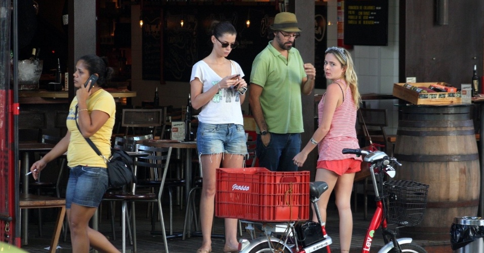 23.jan.2013 - A atriz Aline Moraes passeia com amigos em restaurante em Ipanema, Rio de Janeiro