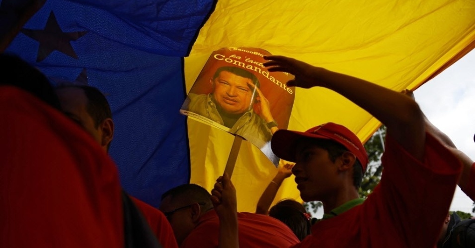23.jan.2013 - Apoiadores do presidente da Venezuela, Hugo Chávez,  fazem ato em celebração aos 55 anos do fim do período de ditadura no país. Os chavistas também aproveitam a ocasião para prestar homenagem à Chávez, que se recupera de uma cirurgia com um câncer, em Cuba